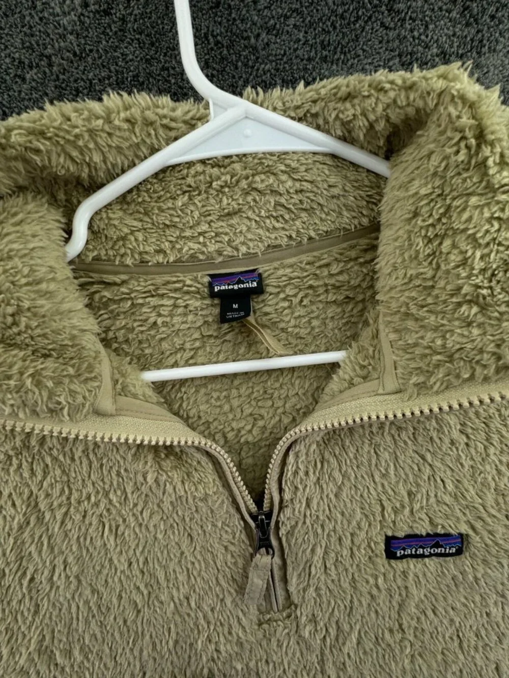 Patagonia Women’s Jacket Adult Medium Beige Fuzzy Soft Pullover W/ Logo Outdoors